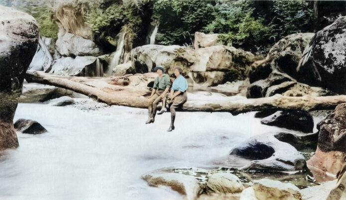 Green River Gorge3 - ladies on log-e